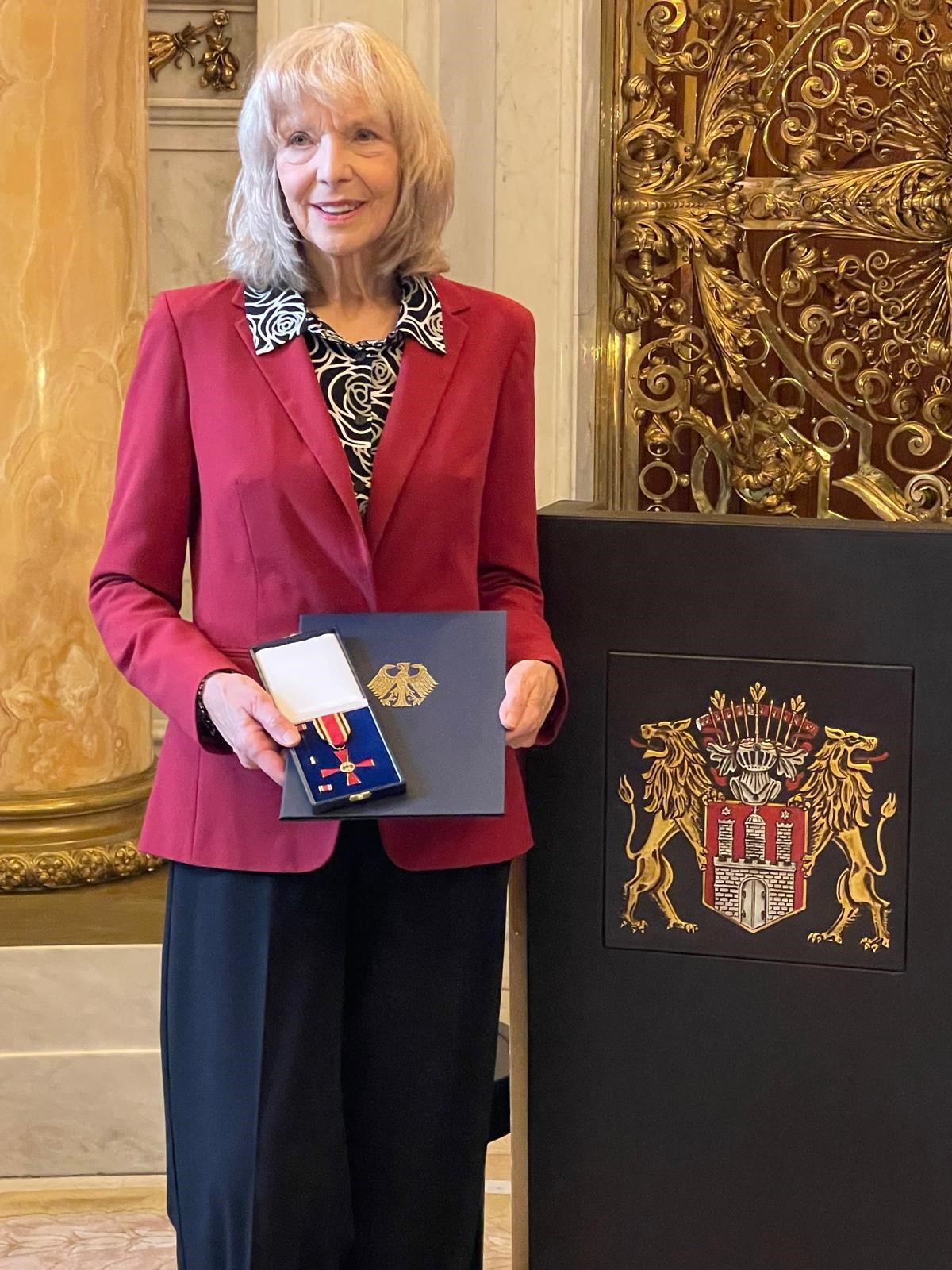Angelika Bundesverdienstkreuz 2 28102025